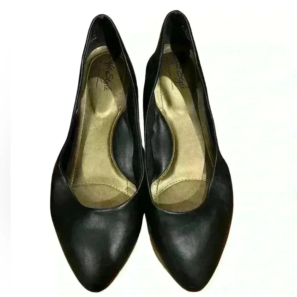 Soft Style Size 7 Black Flats Never Worn Brand New Purchased  from Amazon